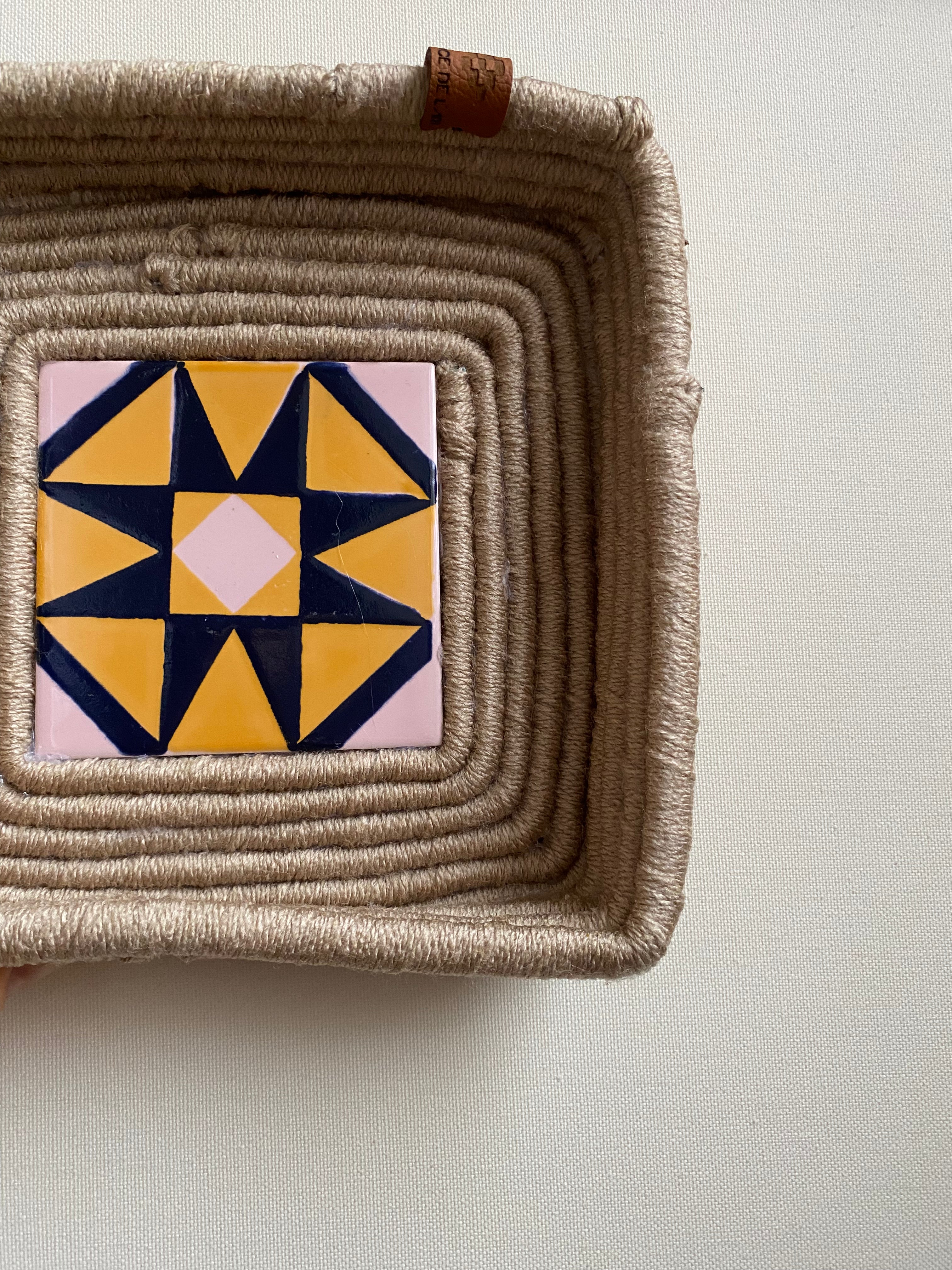 Vide-poche artisanal design moderne pour organisation quotidienne